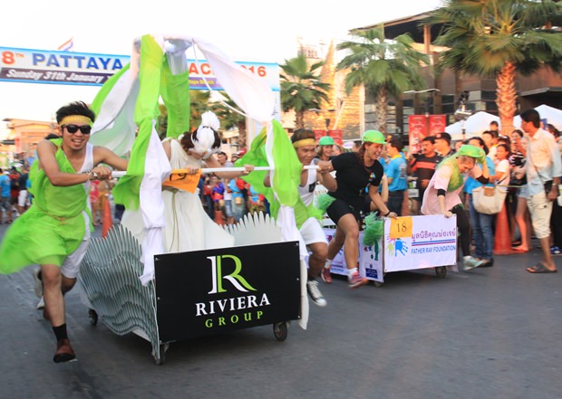Die Riviera Group läuft gegen das Father Ray Foundation Team, das aus Volonteuren bestand. 