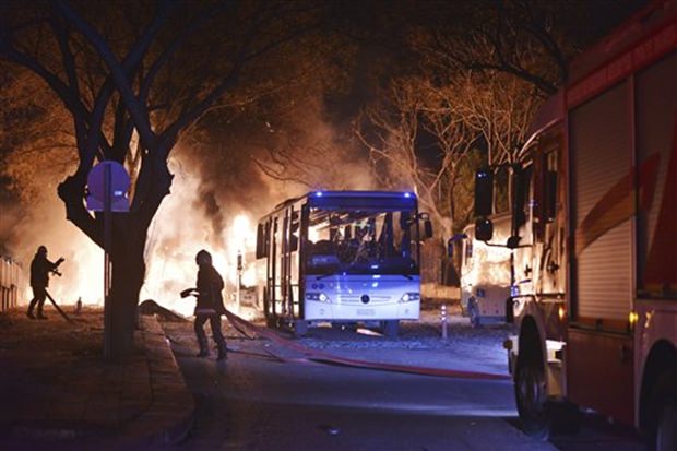 Feuerwehren versuchen die brennenden Militärfahrzeuge und Busse zu löschen. (IHA via AP) 