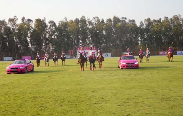 Der wunderbare Einzug der Finalistinnen eingerahmt von 2 pinkfarbigen BMWs.