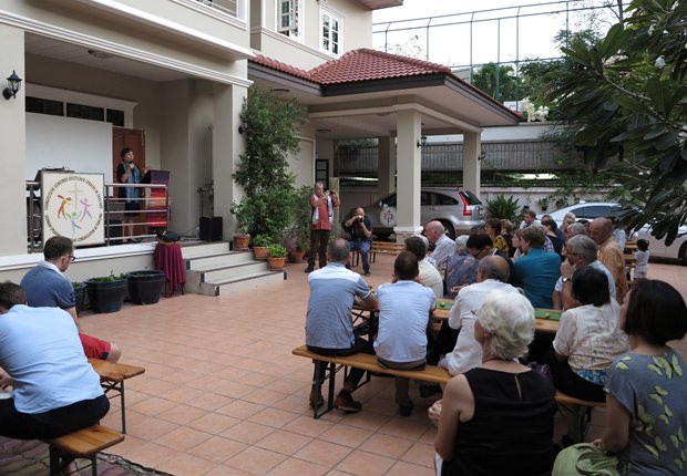 Prof. Margot Kässmann bei der Predigt während des ökomenischen Gottesdienstes im Gemeindehaus Bangkok. 