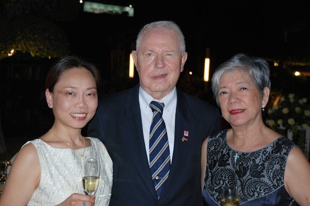 (Von links)  Nita Walter, Dr. Franz Walter und Mrs. Ivy Schlageter. 