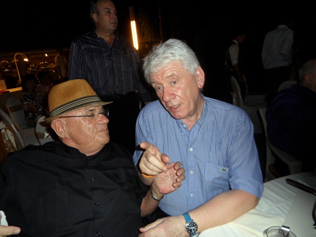 Jürgen Koppelin (rechts) im interessanten Gespräch mit einem Gast. Jürgen Koppelin (rechts) im interessanten Gespräch mit einem Gast.