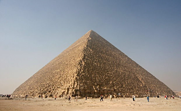 Die Cheops-Pyramide, die seit Jahrtausenden Rätsel aufgibt und von der einige Wisenschaftler, unter ihnen Erich von Däniken, glauben, dass sie von Außerirdischen errichtet wurde. Die Cheops-Pyramide, die seit Jahrtausenden Rätsel aufgibt und von der einige Wisenschaftler, unter ihnen Erich von Däniken, glauben, dass sie von Außerirdischen errichtet wurde.