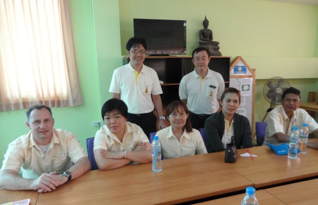 Das Team des Thai Garden Resorts unter Leitung von Hotelmanager Danilo Becker (ganz links sitzend) versammelt sich vor der Geschenkübergabe im Lehrerzimmer...