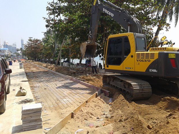 Bereits jetzt wurden riesige Felsblöcke an den Jomtien Strand gebracht. Bereits jetzt wurden riesige Felsblöcke an den Jomtien Strand gebracht.