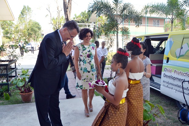 Seine Exzellenz Botschafter Peter Prügel und dessen Gattin Lucia Constantini  Prügel besuchen das Child Protection & Development Center in Huay Yai. 
