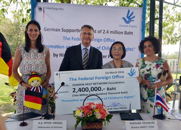 Botschafter Peter Prügel präsentiert den Scheck über 2,4 Millionen an Radchada  Chomjinda. 