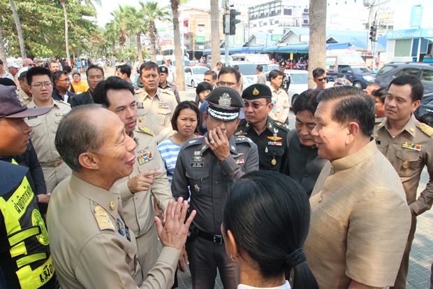 Vizeminsterpräsident General Thanasak Pathimaprakorn, und Ministerin Kobkarn Wattanaworarankul, beim Besuch in Pattaya. 