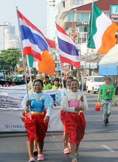 Die Thailändische und die Irische Flagge eröffnen die Parade. 