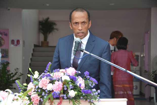 Rodolphe Sambou von der französischen Botschaft bei seiner Rede. 