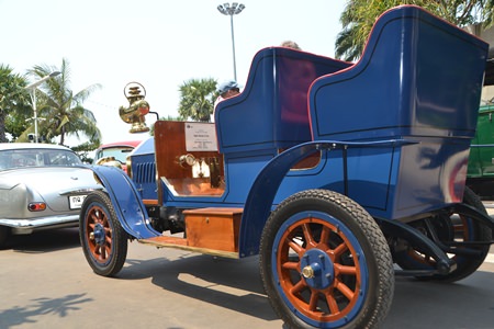 Ein 1910 Overland wurde vor 106 Jahren gebaut. Ein 1910 Overland wurde vor 106 Jahren gebaut.