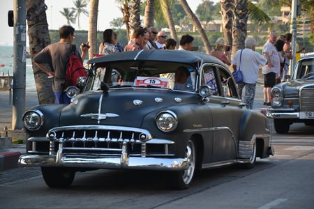 A 1957 Cadillac mit viel Metall A 1957 Cadillac mit viel Metall