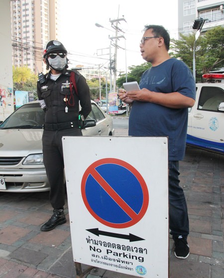 Die Verkehrspolizei erteilt Belehrungen, damit sich die Fahrer auch an die Gesetze halten.  
