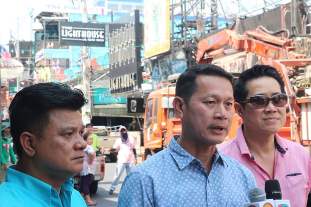 Anupong Bhudanawarut leitet das Team der Stadtverwaltung bei der Besichtigung der Soi Buakaw. Anupong Bhudanawarut leitet das Team der Stadtverwaltung bei der Besichtigung der Soi Buakaw.