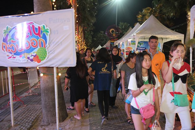 Unter die vielen thailändischen Besucher mischten sich auch viele Ausländer. 