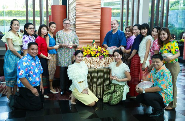 Das Mangement Team des Amari Pattaya unter Leitung von Senior Vizepräsident und Aerea-Generalmanager Robert Rijnders, (6. fon rechts) feiert das traditionelle Neujahrsfest Songkran in Stil. 
