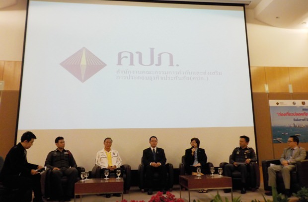 Beim Treffen sind mit dabei: (von links) Oberleutnant Pawatchai Sudsakorn, der Vizechef der Polizei Pattaya, Wichien Pongthawornpinno, Vizedirektor der Sawang Boriboon Foundation, Dr. Siharaj Lohachitranon, der Direktor des Bangkok Hospital Pattaya, Sureeporn Weerabawornkul, Direltorin der VErsicherungs-Kommission 9, Leutnant Pawit Chimpali, der Vizechef der Rouristenpolizei Pattaya und Thanet Supornsahtrangsri, Berater des PBTA. Beim Treffen sind mit dabei: (von links) Oberleutnant Pawatchai Sudsakorn, der Vizechef der Polizei Pattaya, Wichien Pongthawornpinno, Vizedirektor der Sawang Boriboon Foundation, Dr. Siharaj Lohachitranon, der Direktor des Bangkok Hospital Pattaya, Sureeporn Weerabawornkul, Direltorin der VErsicherungs-Kommission 9, Leutnant Pawit Chimpali, der Vizechef der Rouristenpolizei Pattaya und Thanet Supornsahtrangsri, Berater des PBTA.