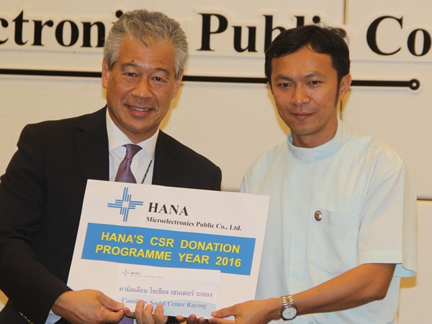 Vater Chaisak vom Camillian Center Rayong erhält eine Spende von Richard Han. 