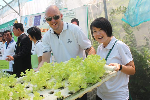 Hilton Pattayas Generalmanager Rudolf Troestler, und Sylvia Low, Regional HR Manager beim Besuch in der Baan Nernrotfai Gemeinschaft um deren Fertilizer Projekt zu begutachten.