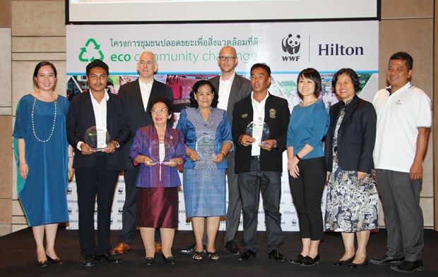 Sylvia Low undYaowalak Tierchaow, Direktor von WWF Thailand vergeben die Preise an die Sieger. Sylvia Low undYaowalak Tierchaow, Direktor von WWF Thailand vergeben die Preise an die Sieger.