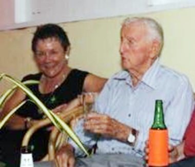 Großzügige Spender sind auch Magdalena Rittinghaus (gazn links) und wie immer Archie Dunlop (rechts neben ihr). 