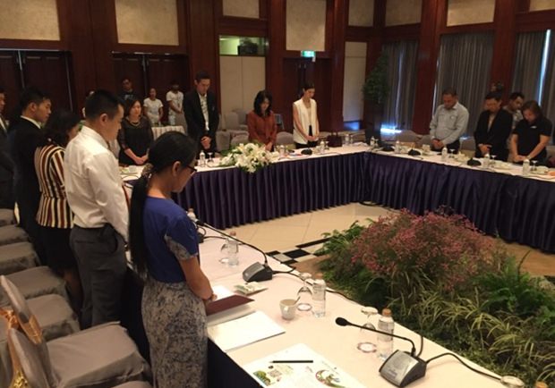 Mitglieder der Thai Hotel Association Eastern Chapter verharren in einer Schweigeminute. 