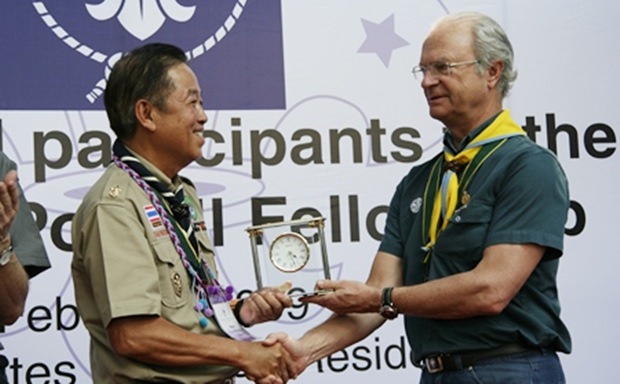 König Carl XVI Gustaf von Schweden überreicht 2009 ein Geschenk an Sutham Phanthusak für dessen Einsatz für die Welt-Scout Bewegung.