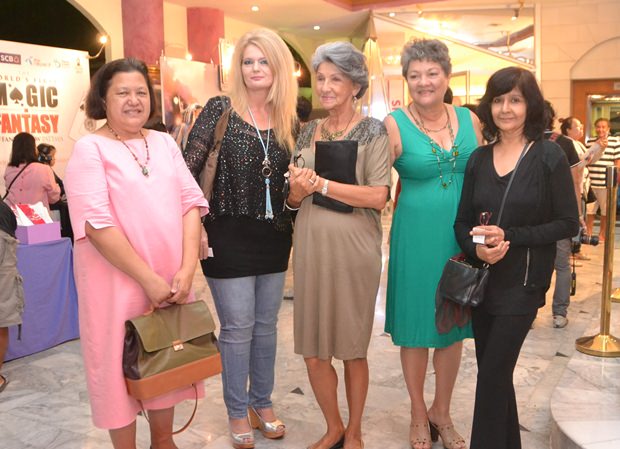 (Von rechts) Sue Kukarja von Pattaya Mail mit einigen Freundinnen werden gleich vor der Show die Getränke und Süßigkeitengenießen. 