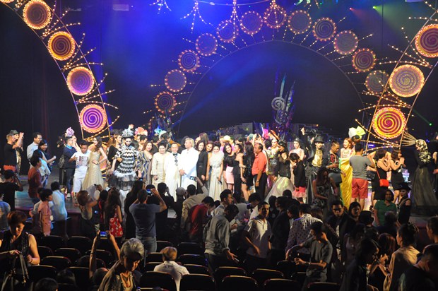 Gruppenfoto aller Darsteller, Ehrengäste und auch Zuschauer auf der Bühne nach der gelungenen Show. 