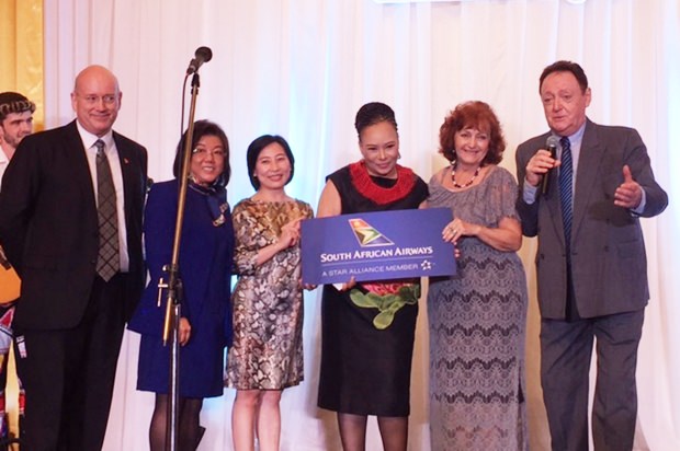 Elfi Seitz (2. von rechts) hatte das große Glück einen Flug nach Südafrika zu gewinnen. Botschafterin Robina P. Marks (3. von rechts), Allan Riddel (ganz rechts) und zwei Damen von der South African Airways und freuen sich mit ihr.  