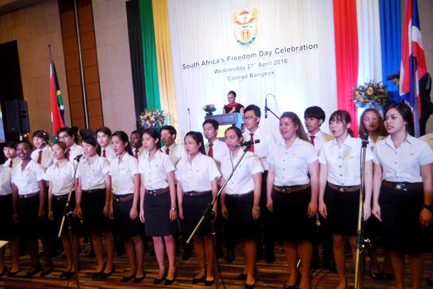 Auchorus von der Assumption Uni singen die Hymnen. 