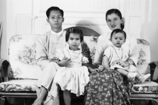 Hier die echte Prinzen-Familie. Prinz Sao Kya Seng mit Prinzessin Sao Thusandi und ihren beiden Töchtern Mayari (links) und Kennari (rechts).  (Privatarchiv Inge Sargent). 