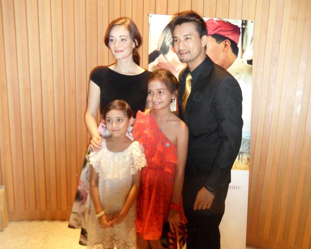Die Filmfamilie vereint nach der Filmpremiere in Bangkok.