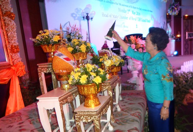 Panga Vathanakul, die geschäftsführende Direktorin der Royal Cliff Hotelgruppe, erbietet dem König die Ehre. 