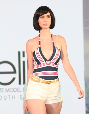 Auf dem Catwalk werden Modelle unter dem Thema 'Sexy Beach' vorgeführt. Auf dem Catwalk werden Modelle unter dem Thema 'Sexy Beach' vorgeführt.