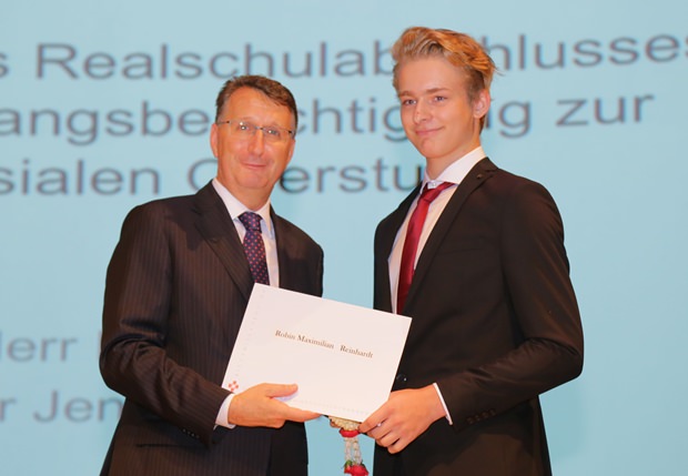 Peter Prügel, Botschafter der Bundesrepublik Deutschland, übergab die Diplome für die deutschen Abschlüsse der Sekundarstufe I. 