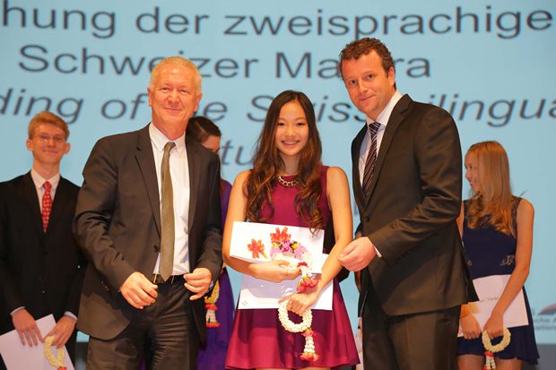 Ivo Sieber, Botschafter der Schweiz und Schulleiter Simon Dörig bei der Auszeichnung der Jahrgangsbesten Absolventin der Matura Emika Boondej.