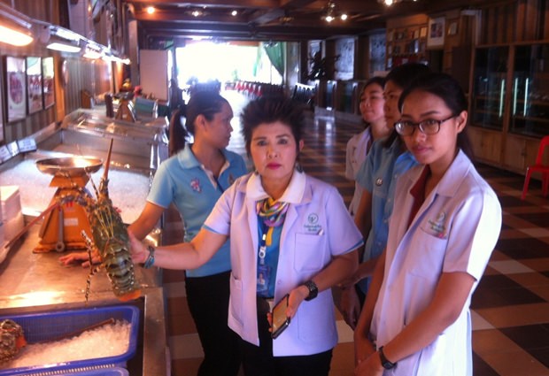 Bupha Songsakulchai bei ihrer Untersuchung im King Seafood Restaurant.  4 Auch auf dem Lan Pho Markt wurden keine Unregelmäßigkeiten gefunden. Die Ware war frisch und sauber. 