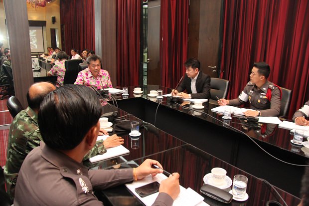 Bezirkschef Chakorn Kanjanawatta hatte den Vorsitz bei dieser Besprechung.