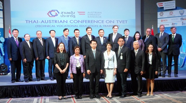 Die hochkarätigen Teilnehmer der 'Konferenz für 'Technische Ausbildung und Training' im Hauptgebäude von SCG in Bangkok.
