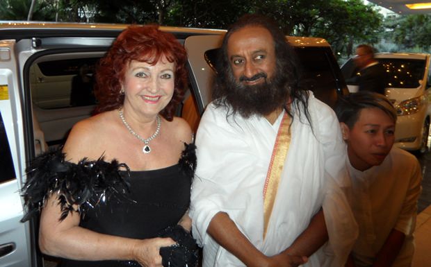 Sri Sri Shankar in Bangkok mit Elfi Seitz. Sri Sri Shankar in Bangkok mit Elfi Seitz.