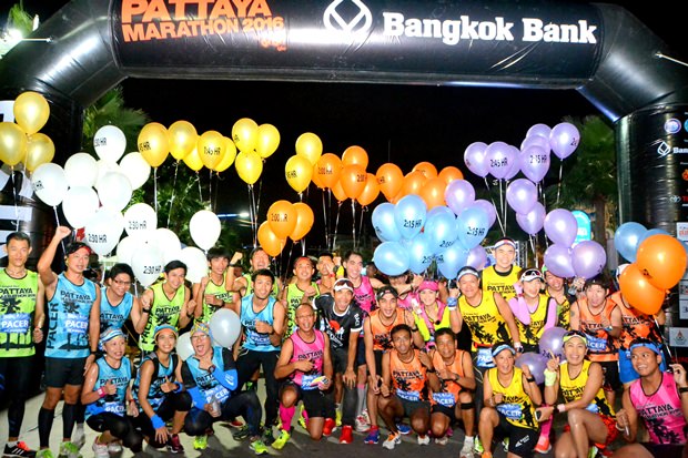 Eine Kaskade von Feuerwerken erhellte den Morgenhimmel beim Start zum Pattaya Marathon 2016.