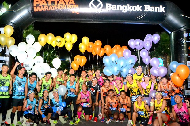 Eine Kaskade von Feuerwerken erhellte den Morgenhimmel beim Start zum Pattaya Marathon 2016. Eine Kaskade von Feuerwerken erhellte den Morgenhimmel beim Start zum Pattaya Marathon 2016.