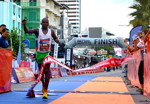 Kenia’s Noah Chepsergon durchläuft als Erster die Ziellinie und gewinnt den Pattaya Marathon 2016. 