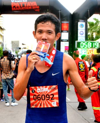 Thailand’s Natawat In-oom freut sich über seinen Sieg im Viertel-Marathon. Thailand’s Natawat In-oom freut sich über seinen Sieg im Viertel-Marathon.