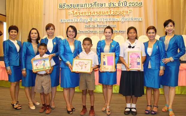 Studenterhalten Stipendien aus den Händen von YWCA Bangkok-Pattaya Vorsitzender,  Praichit Jetapai . 