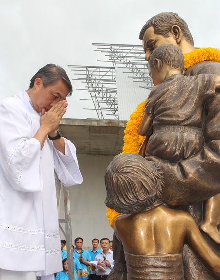 Father Peter reinigte die Father Ray Statue eigenhändig und sagt nun seinen Dank. 