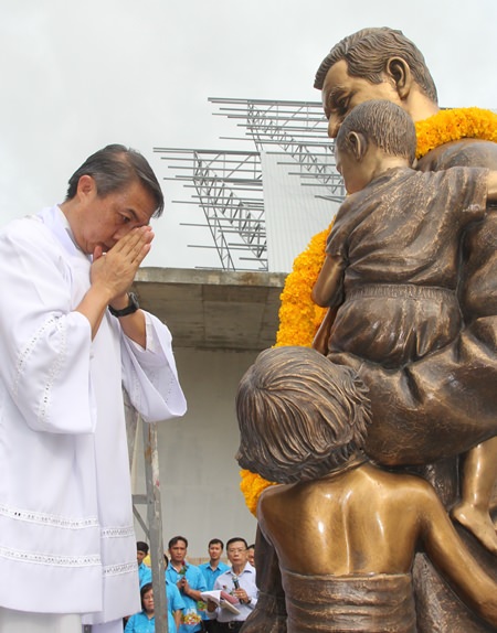 Father Peter reinigte die Father Ray Statue eigenhändig und sagt nun seinen Dank. Father Peter reinigte die Father Ray Statue eigenhändig und sagt nun seinen Dank.