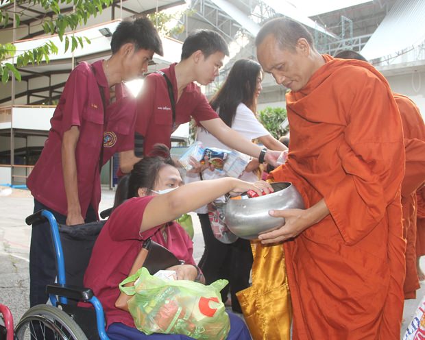 Auch Mönche nehmen an den Festlichkeiten teil und werden danach mit Gaben bedacht. 