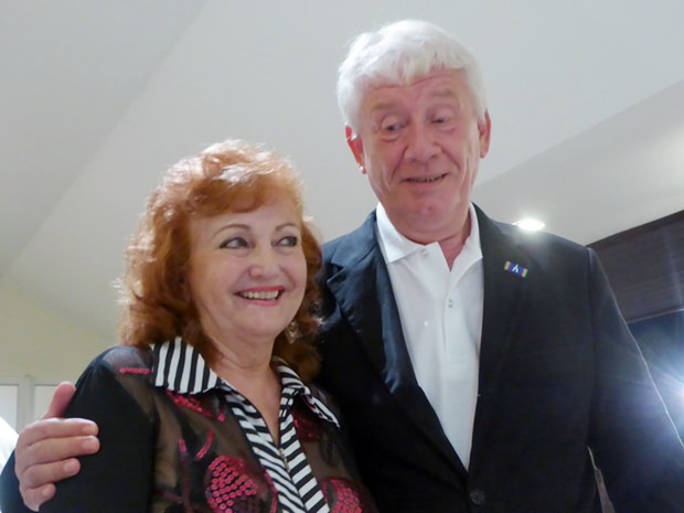 Dr. Jürgen Koppelin gratuliert Geburtstagskind Elfi Seitz. Dr. Jürgen Koppelin gratuliert Geburtstagskind Elfi Seitz.